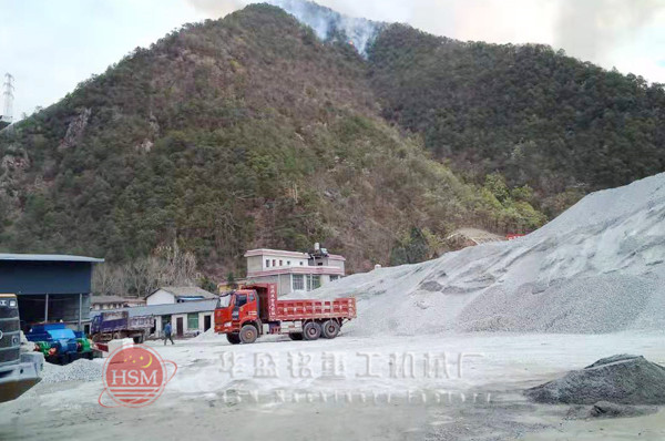 1212型液壓對(duì)輥破碎機(jī)重慶巫溪縣安裝現(xiàn)場(chǎng) 